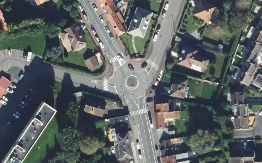 Vue aérienne du Rond-point anonyme n°657973640