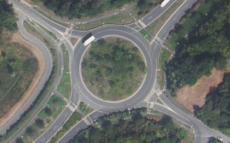 Vue aérienne du Rond-point anonyme n°658289638