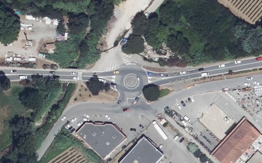 Vue aérienne du Rond-point anonyme n°658474359