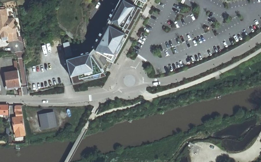 Vue aérienne du Rond-point anonyme n°658543825
