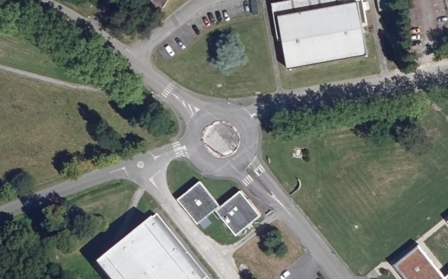 Vue aérienne du Rond-point anonyme n°658737438