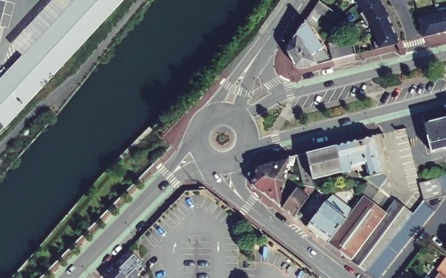 Vue aérienne du Rond-point anonyme n°658849164