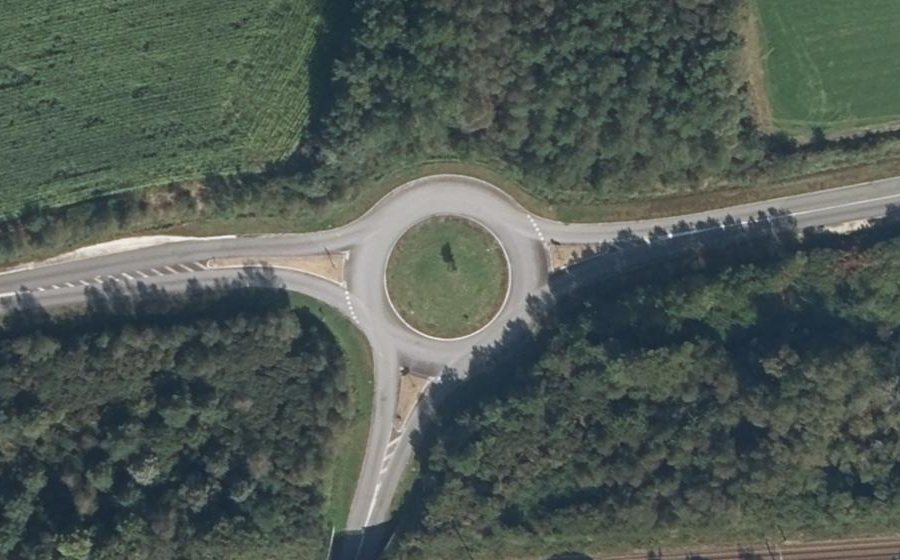 Vue aérienne du Rond-point anonyme n°659146648
