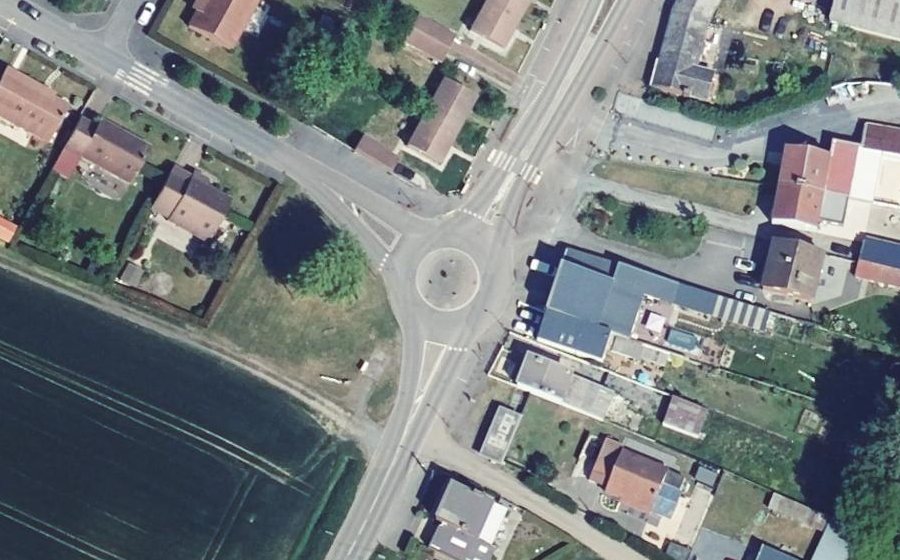 Vue aérienne du Rond-point anonyme n°659342030