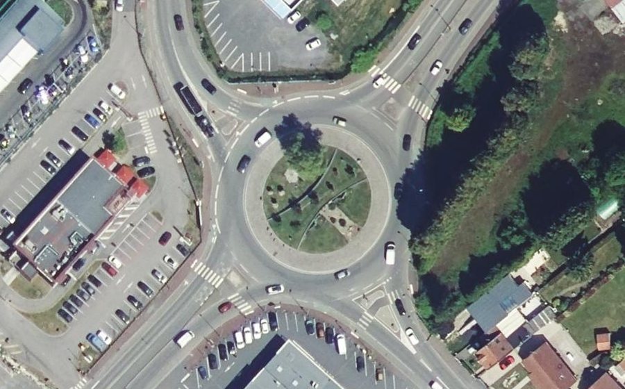 Vue aérienne du Rond-point anonyme n°659614179