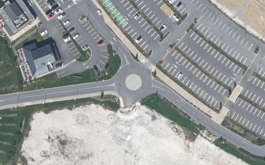 Vue aérienne du Rond-point anonyme n°659660502