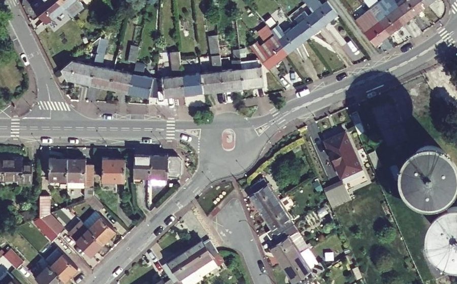 Vue aérienne du Rond-point anonyme n°659686092