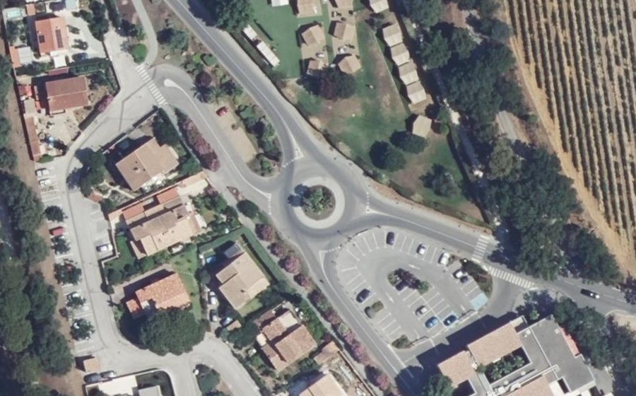 Vue aérienne du Rond-point anonyme n°659808238