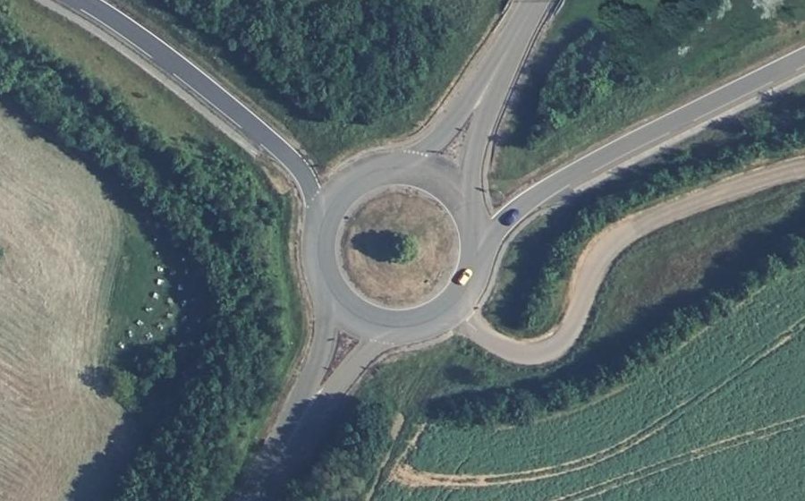 Vue aérienne du Rond-point anonyme n°65983797