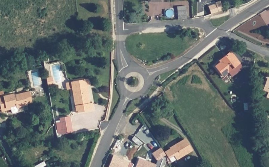 Vue aérienne du Rond-point anonyme n°65992680