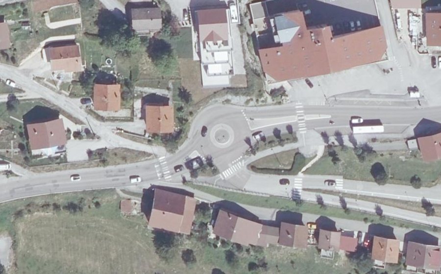Vue aérienne du Rond-point anonyme n°660131103