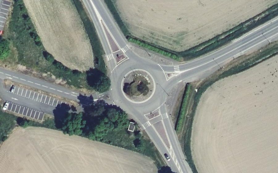 Vue aérienne du Rond-point anonyme n°660182545