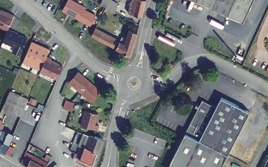 Vue aérienne du Rond-point anonyme n°660256251