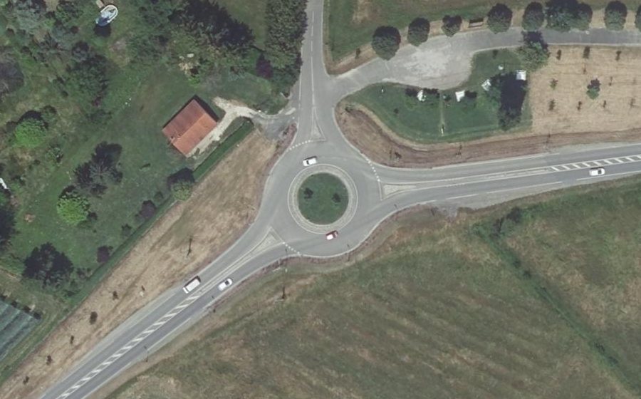 Vue aérienne du Rond-point anonyme n°660309186