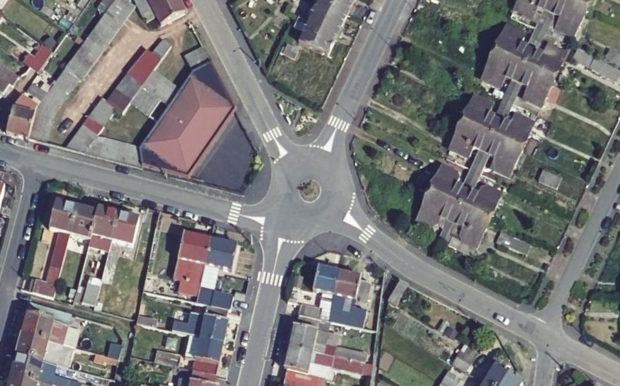 Vue aérienne du Rond-point anonyme n°660318289