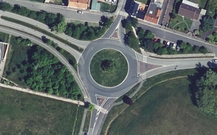 Vue aérienne du Rond-point anonyme n°660318306