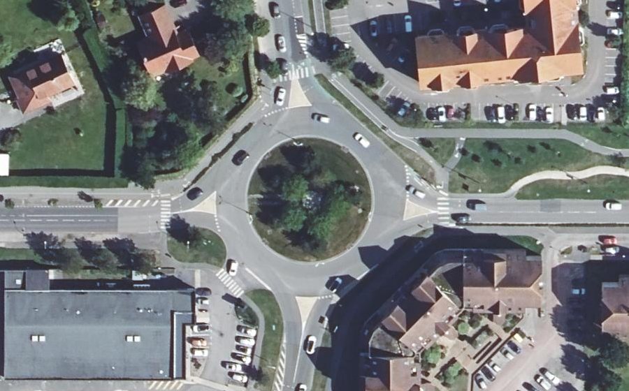 Vue aérienne du Rond-point anonyme n°660431477
