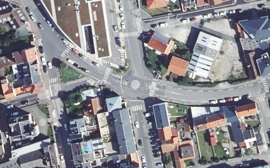 Vue aérienne du Rond-point anonyme n°660439588