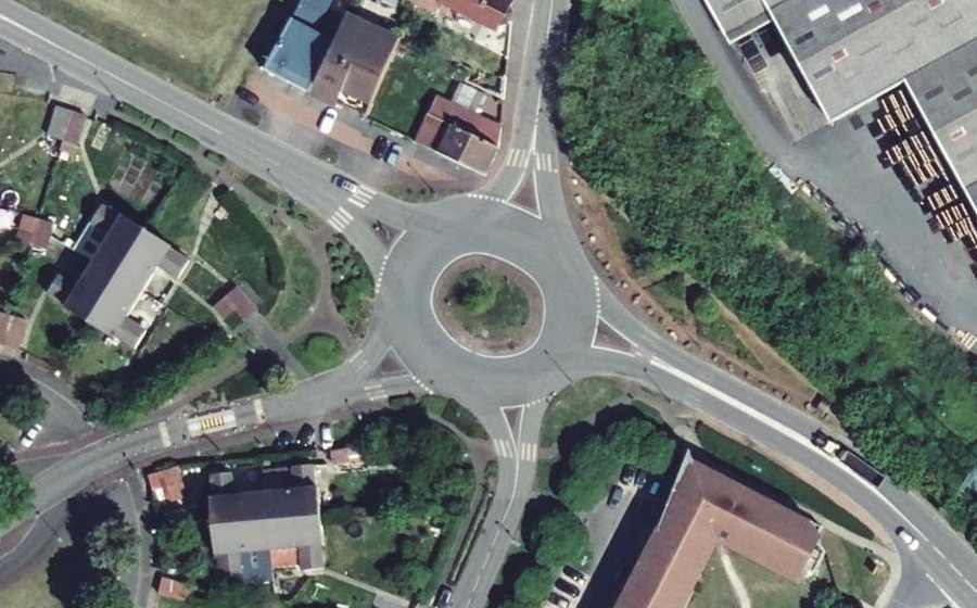 Vue aérienne du Rond-point anonyme n°660521965