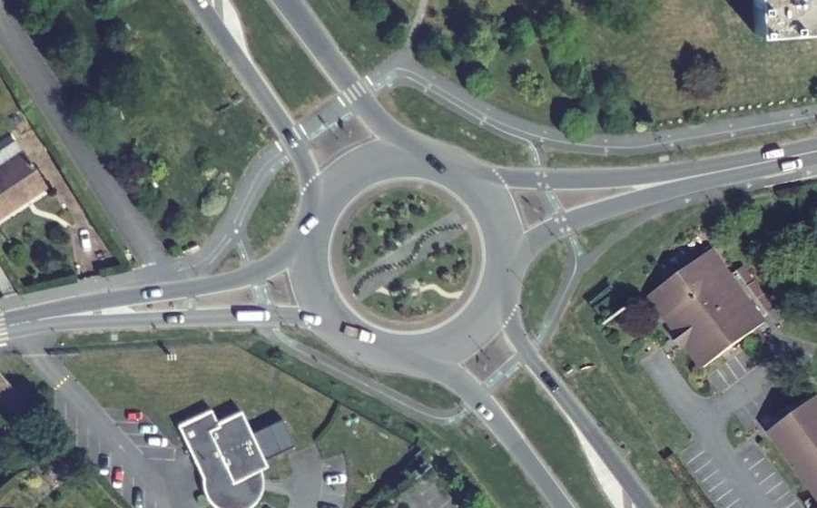 Vue aérienne du Rond-point anonyme n°660773868