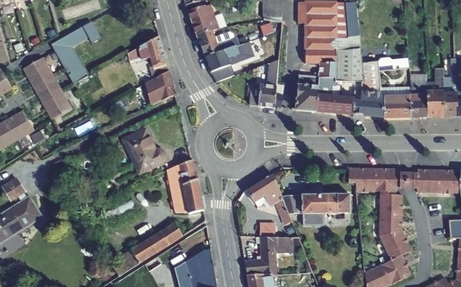 Vue aérienne du Rond-point anonyme n°660932533