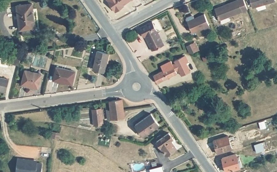 Vue aérienne du Rond-point anonyme n°66099282