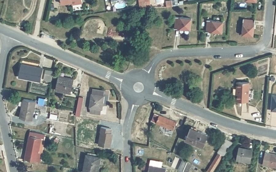 Vue aérienne du Rond-point anonyme n°66099414