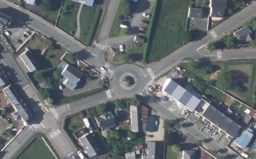 Vue aérienne du Rond-point anonyme n°66101652