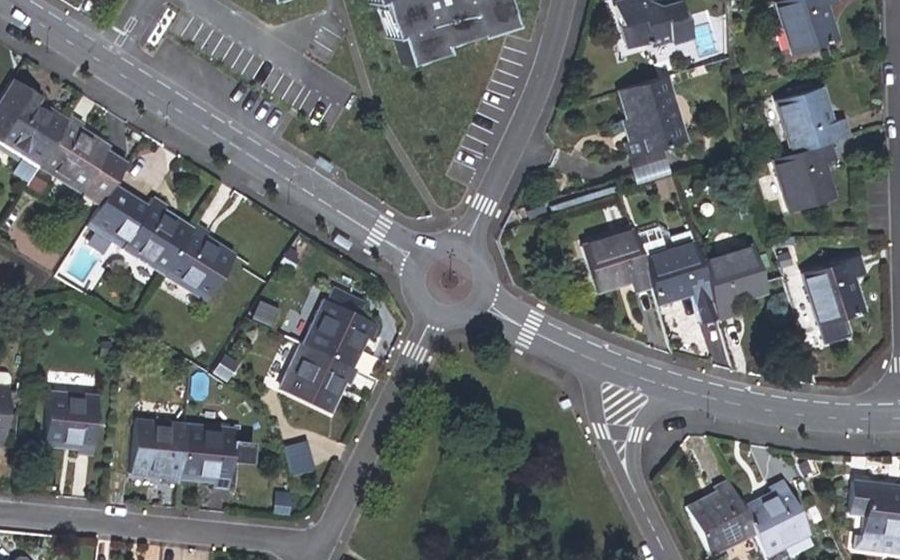 Vue aérienne du Rond-point anonyme n°661364337