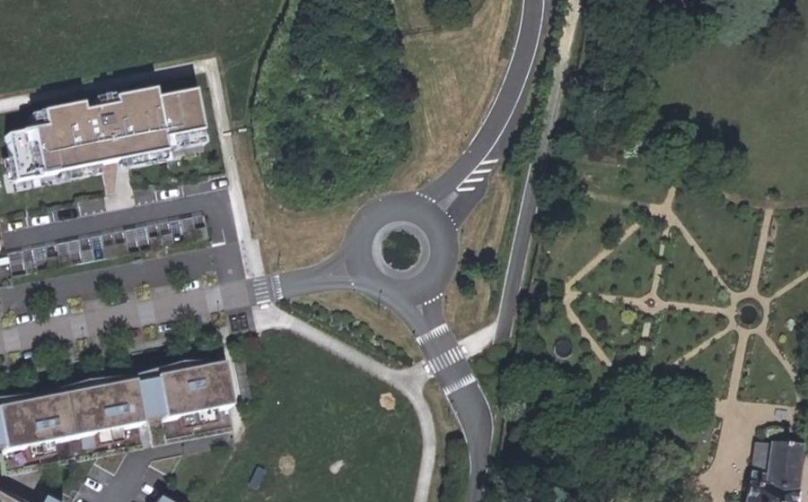 Vue aérienne du Rond-point anonyme n°661365243