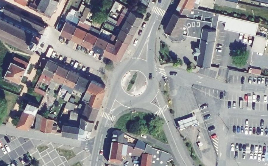 Vue aérienne du Rond-point anonyme n°661404687