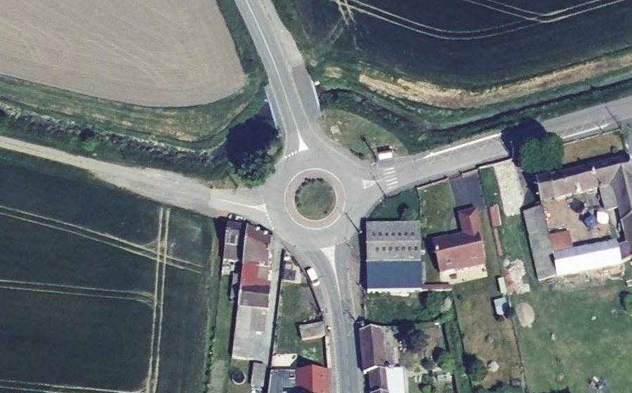 Vue aérienne du Rond-point anonyme n°661404725