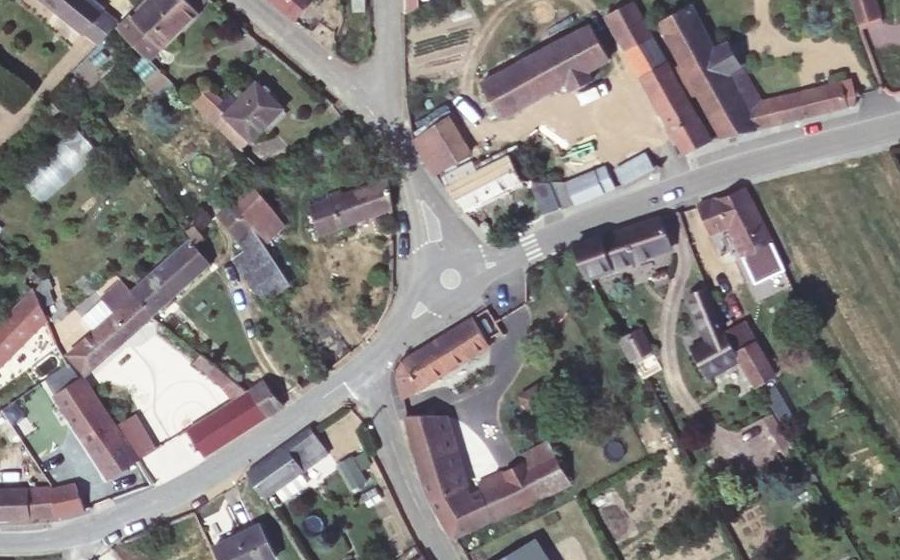 Vue aérienne du Rond-point anonyme n°661444673