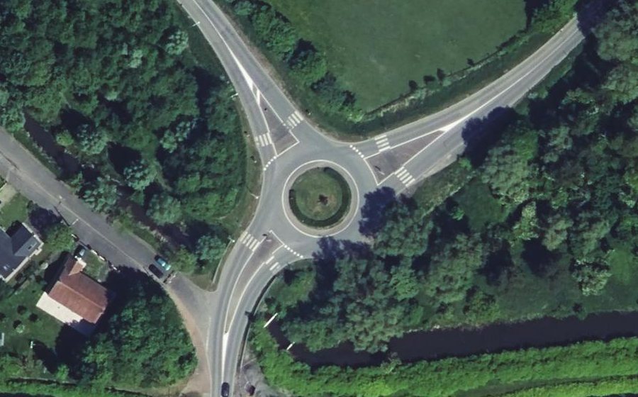 Vue aérienne du Rond-point anonyme n°661450747