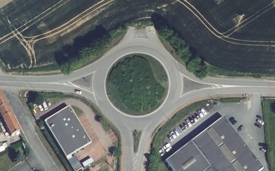 Vue aérienne du Rond-point anonyme n°661495341