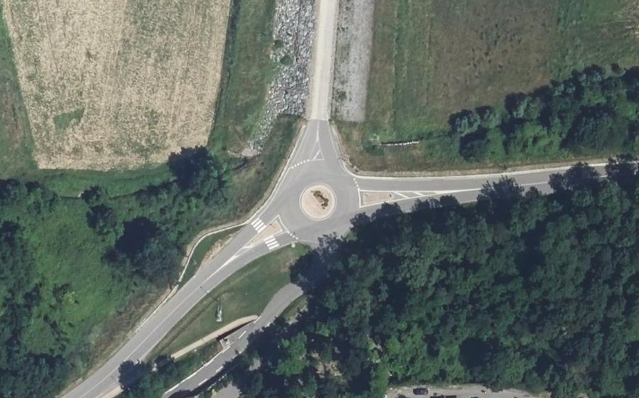 Vue aérienne du Rond-point anonyme n°661597954