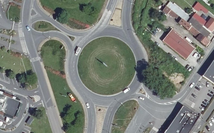 Vue aérienne du Rond-point anonyme n°661827980