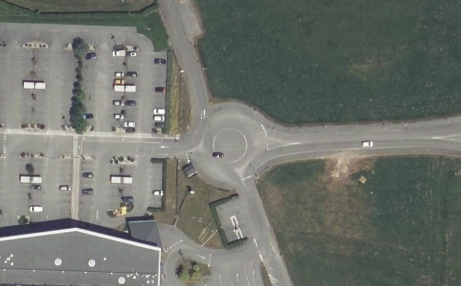 Vue aérienne du Rond-point anonyme n°662035773