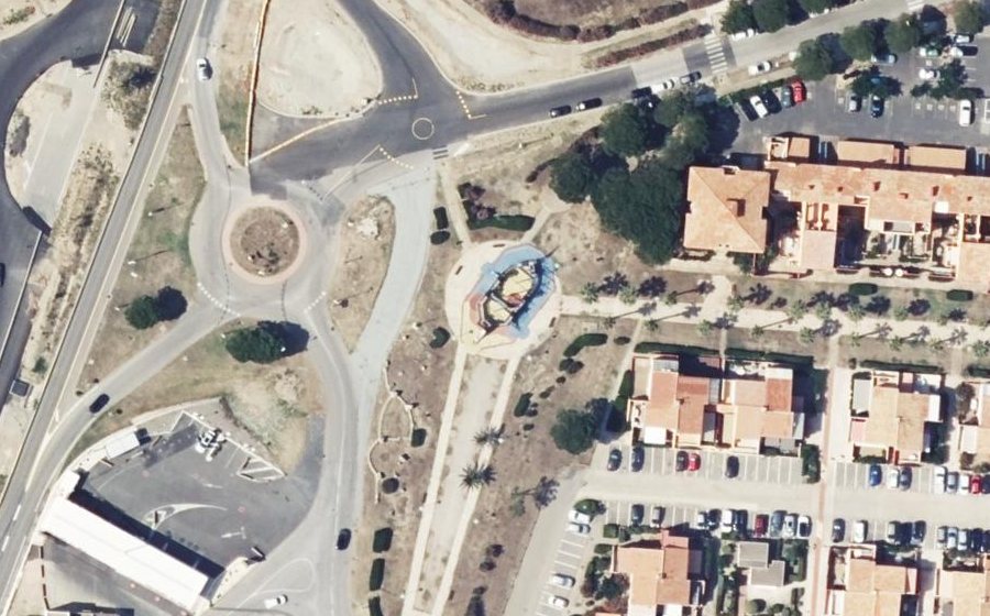 Vue aérienne du Rond-point anonyme n°662039107