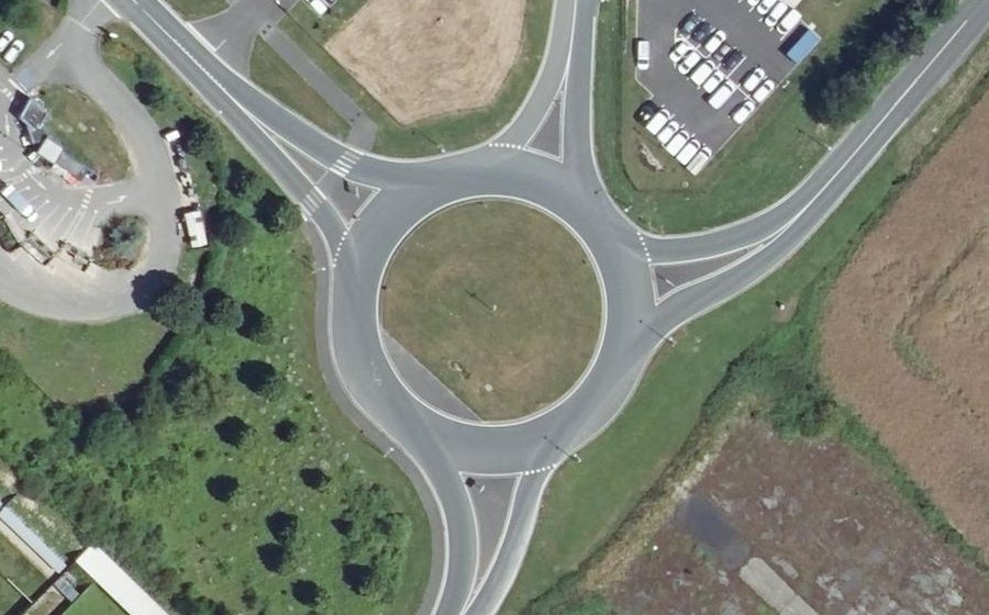 Vue aérienne du Rond-point anonyme n°662119273