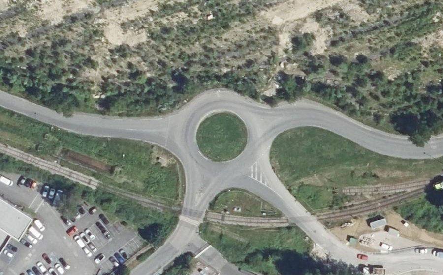Vue aérienne du Rond-point anonyme n°662152502