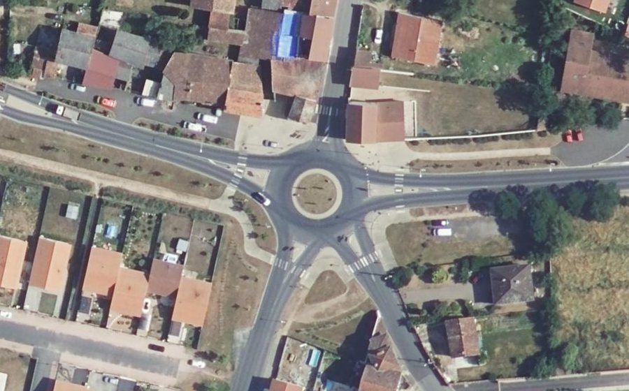 Vue aérienne du Rond-point anonyme n°662186624