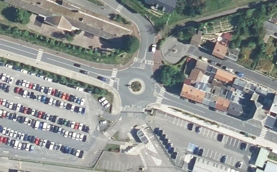 Vue aérienne du Rond-point anonyme n°662313215