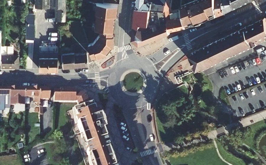 Vue aérienne du Rond-point anonyme n°662488095