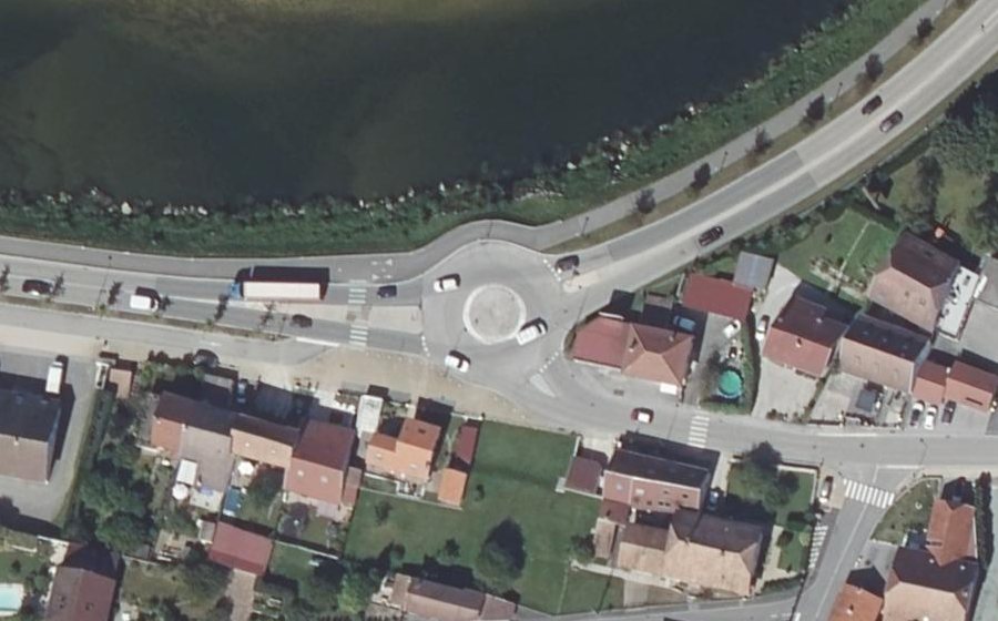 Vue aérienne du Rond-point anonyme n°662872398