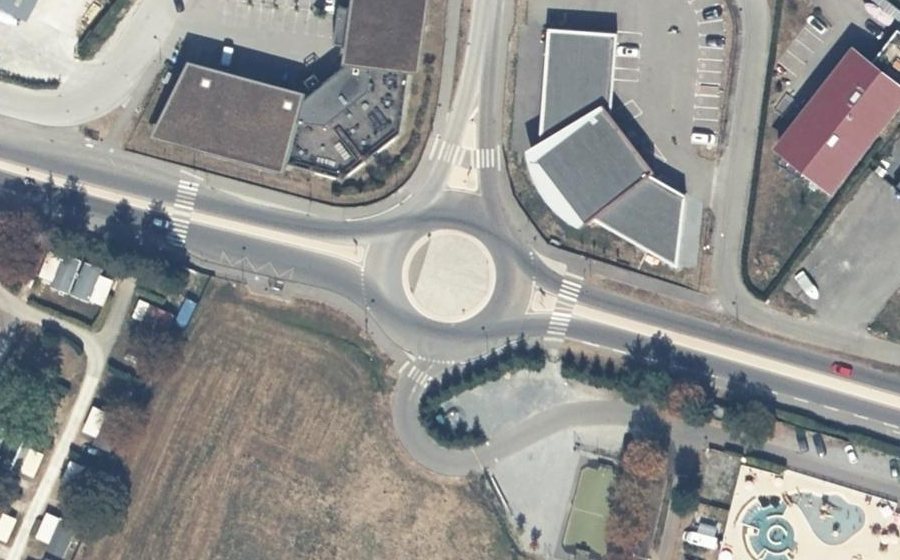 Vue aérienne du Rond-point anonyme n°662874600