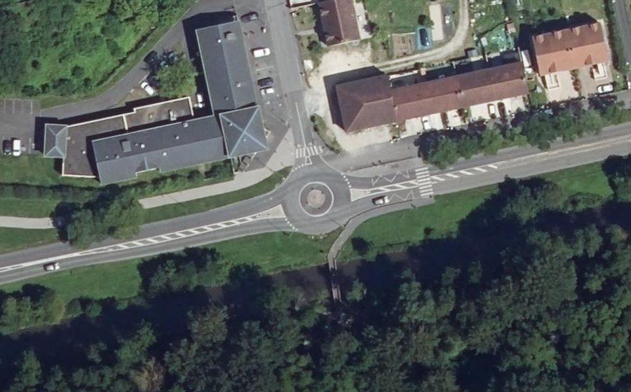 Vue aérienne du Rond-point anonyme n°662878240