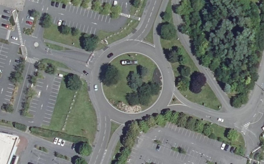 Vue aérienne du Rond-point anonyme n°662897367