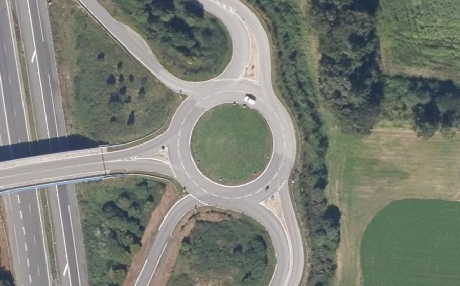 Vue aérienne du Rond-point anonyme n°663009980