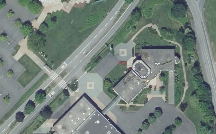 Vue aérienne du Rond-point anonyme n°663034573